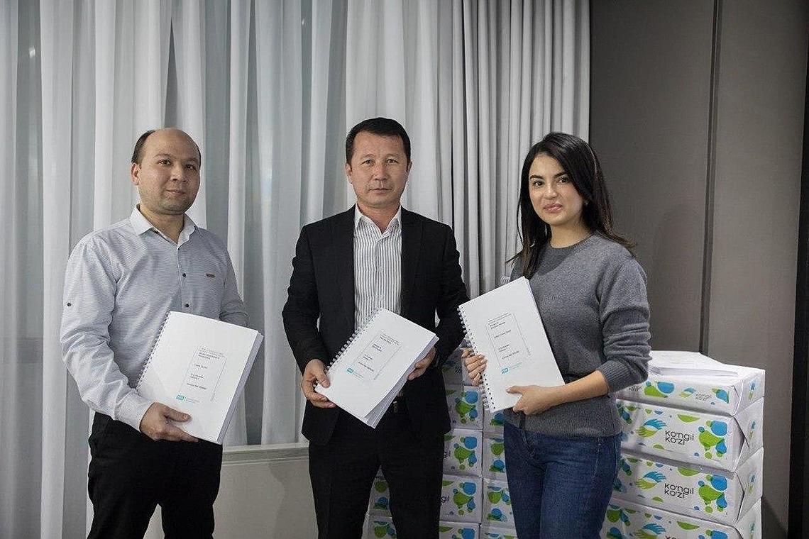 77 sonli maktab-internatga ingliz tilidagi adabiyotlar yetkazib berildi