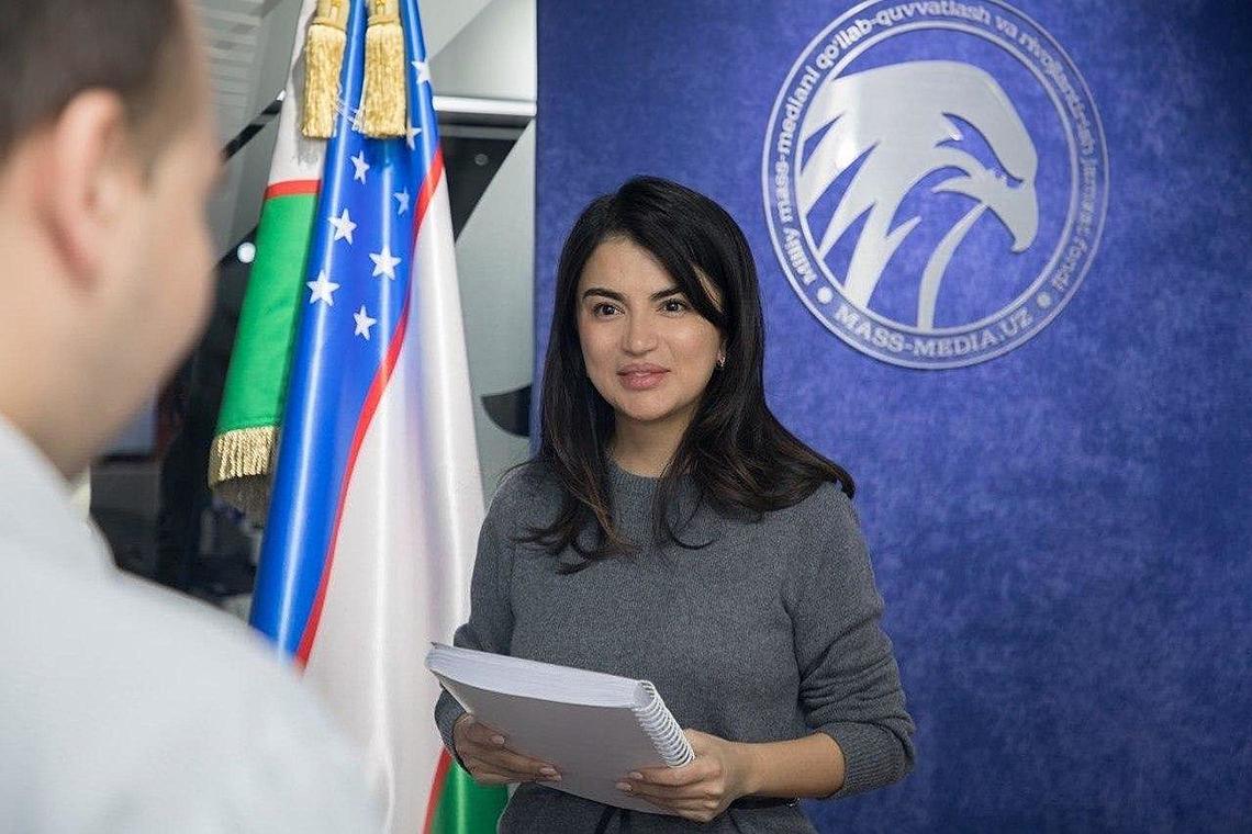 77 sonli maktab-internatga ingliz tilidagi adabiyotlar yetkazib berildi