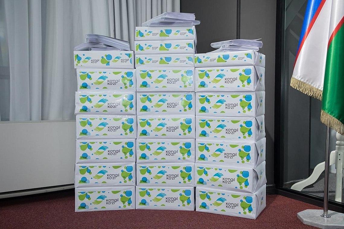 77 sonli maktab-internatga ingliz tilidagi adabiyotlar yetkazib berildi