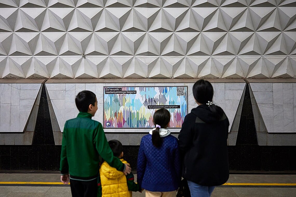 Фонд массмедиа совместно с Министерством транспорта разместили социальную рекламу на станциях метро, имитирующую радиоволны — обращения женщин о помощи против насилия. 