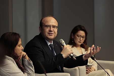 rountable with meta-6