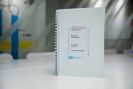 77 sonli maktab-internatga ingliz tilidagi adabiyotlar yetkazib berildi